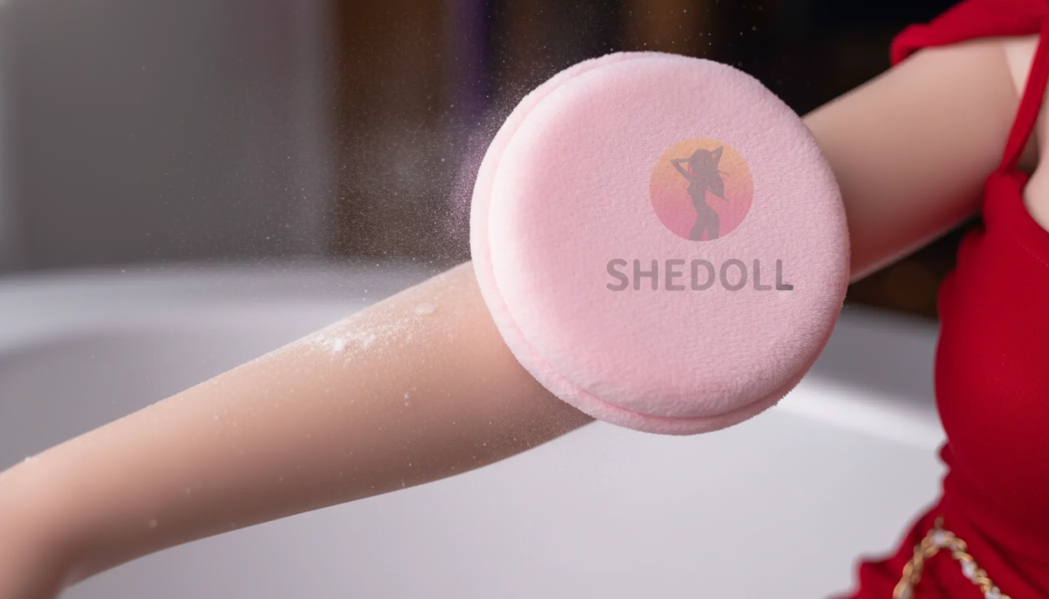 セックスドールを洗浄した後、乾燥と粉付けの工程が示されています。